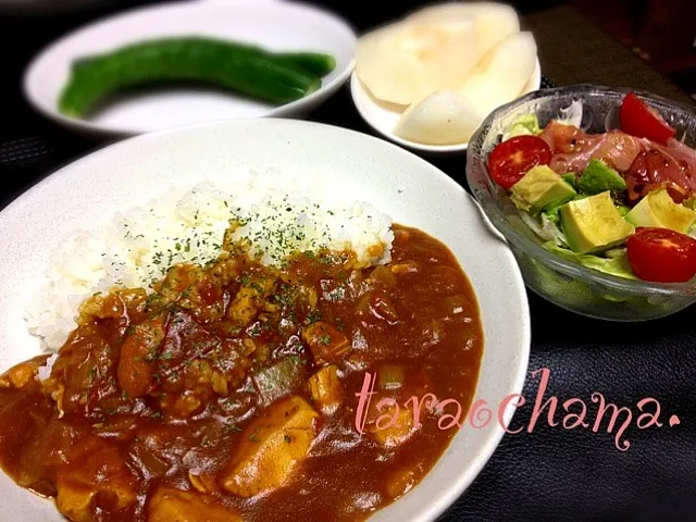 トマトのチキンカレー、生ハムのサラダ、もろきゅうの浅漬け、梨|マキさん