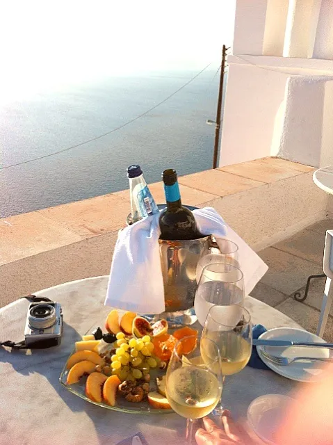 White wine of Santorini & fruits|Nathalie Straversさん