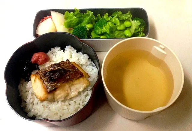 朝弁。鯛の塩焼きで鯛茶漬け+グリーンサラダ+梨。|モナママさん