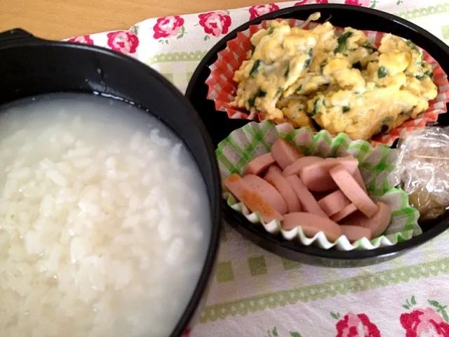 お粥、ほうれん草じゃこ炒り卵、魚肉ソーセージ、梅干。|しーさん