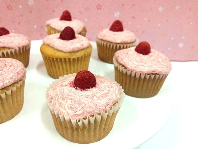 Snapdishの料理写真:Ispahan Cupcakes|Maureen Owさん