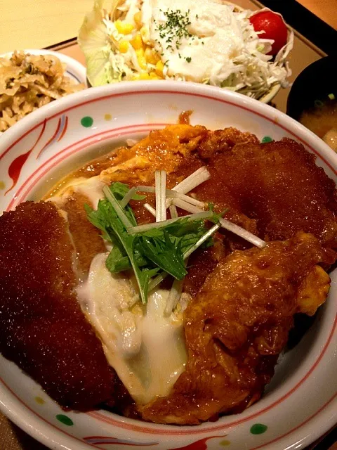 Snapdishの料理写真:かつ丼と野菜サラダ #ランチ #丼|Takashi H.さん