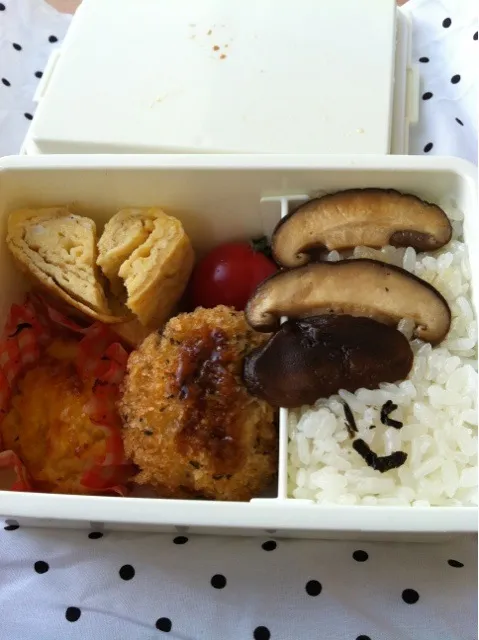 Snapdishの料理写真:秋のコロッケのお弁当。スイートポテトも。|yukaさん