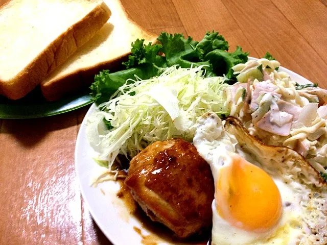 照り焼きチキン目玉焼きのせ マカロニサラダ|ちかさん