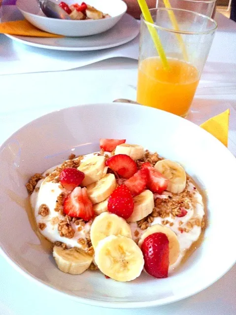 Greek yoghurt with honey banana and strawberry|Nathalie Straversさん