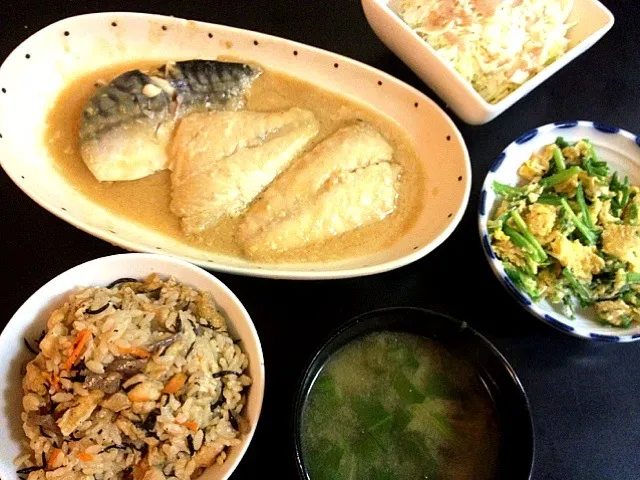 Snapdishの料理写真:さばの味噌煮、ニラ玉、鶏五目、小松菜味噌汁、キャベツの千切り|yaschanさん