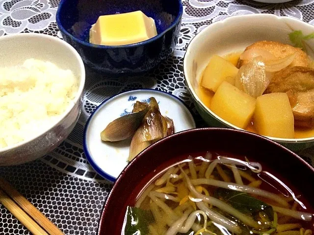 みょうがのめんつゆ漬け、油麩とじゃが煮、もやしとモロヘイヤのお味噌汁|ＰＩＰＩさん