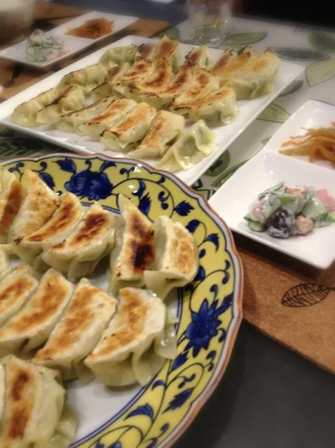 餃子・お豆と焼豚のコロコロサラダ・きんびらごぼう|ji-yuさん