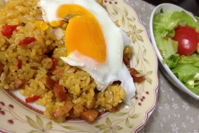 夕ご飯(10/5):カレー炒飯、目玉焼き載せ。レタス＋トマト＋クルトン、黒酢玉ねぎドレッシング。|piyokoさん