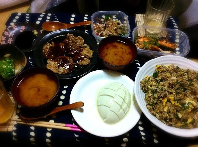 葱と玉子の炒飯と南瓜のお味噌汁と豆腐とレンコンのハンバーグと新巻鮭の香草焼きとキュウリの梅和え茗荷と鰹節たっぷり乗せとオクラのポン酢醤油と茂蔵のそら豆豆腐|トキロックさん