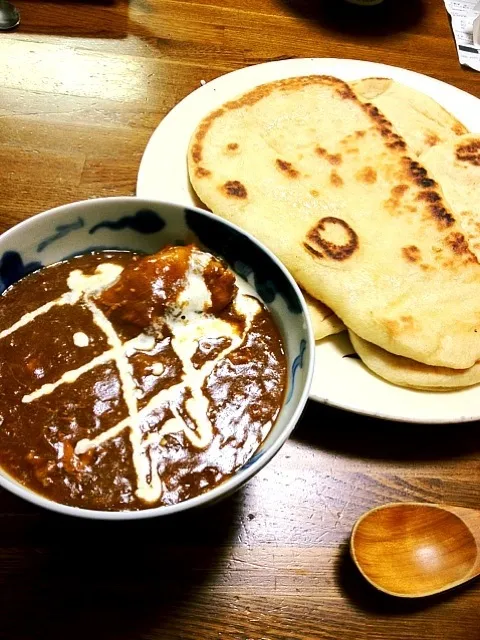 Snapdishの料理写真:バターチキンカレーと手作りナン|まーたんさん