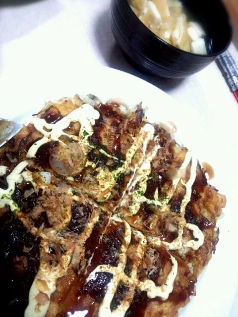 Snapdishの料理写真:お好み焼きと豆腐の味噌汁|ぽっけさん