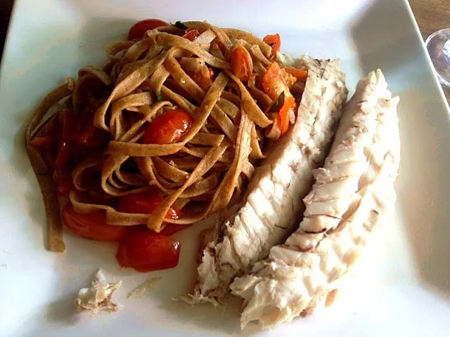 Snapdishの料理写真:Fish and spaguetti integral with tomato sauce|Manu Figueiredoさん