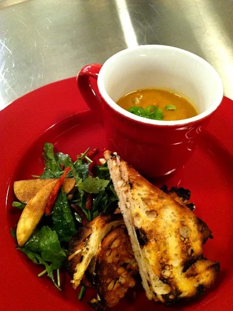 Snapdishの料理写真:Grilled cheese w/sheep's Gouda, butternut squash soup & baby kale salad|James Ohさん