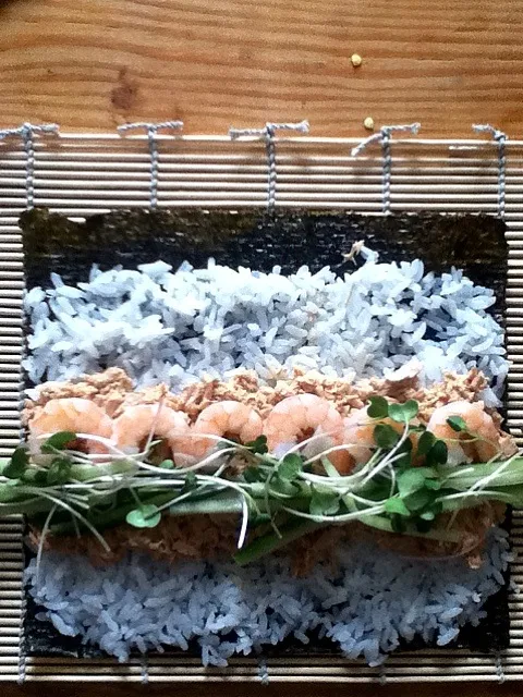 Futomaki thon mayo-épicé, crevettes, concombre, pousses de radis.|alexandra cantin martineauさん