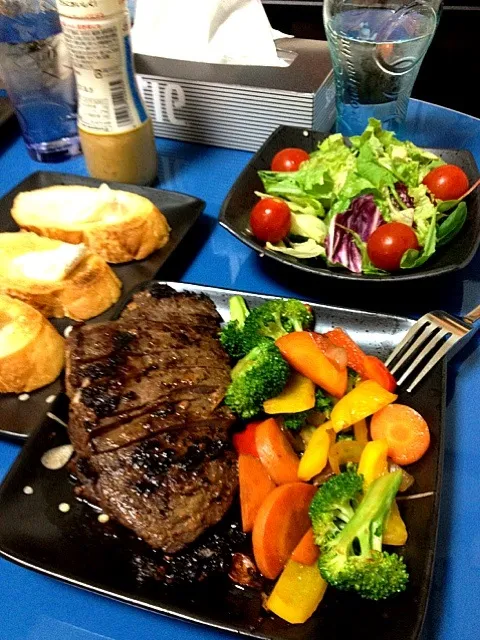 Garlic steak, sautéed vegetables, salad, and baguette with Camembert cheese!|madcarさん