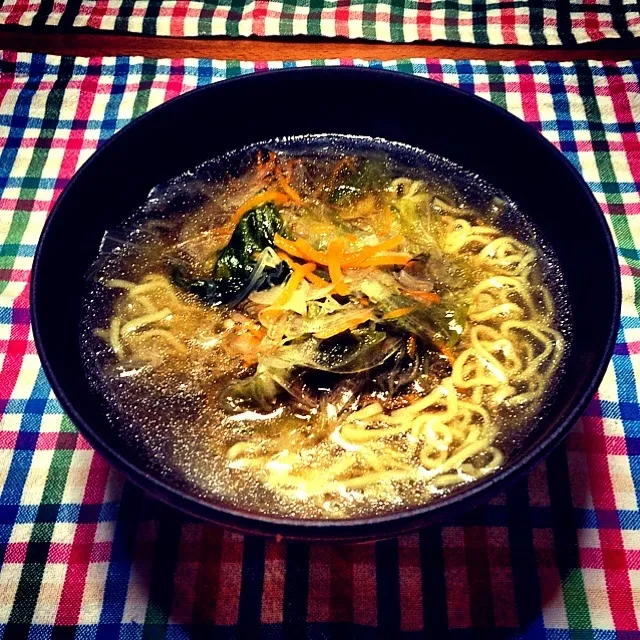 【今日のウチお昼】マルちゃん「正麺 塩味」を野菜たっぷりで。隠し味に，“いしる”をたらりで，旨味を足す。粗挽きの胡椒を軽くふって…うまうま～！やっぱり正麺は袋麺としては上手くできてるな〜|takuya KAWANOさん