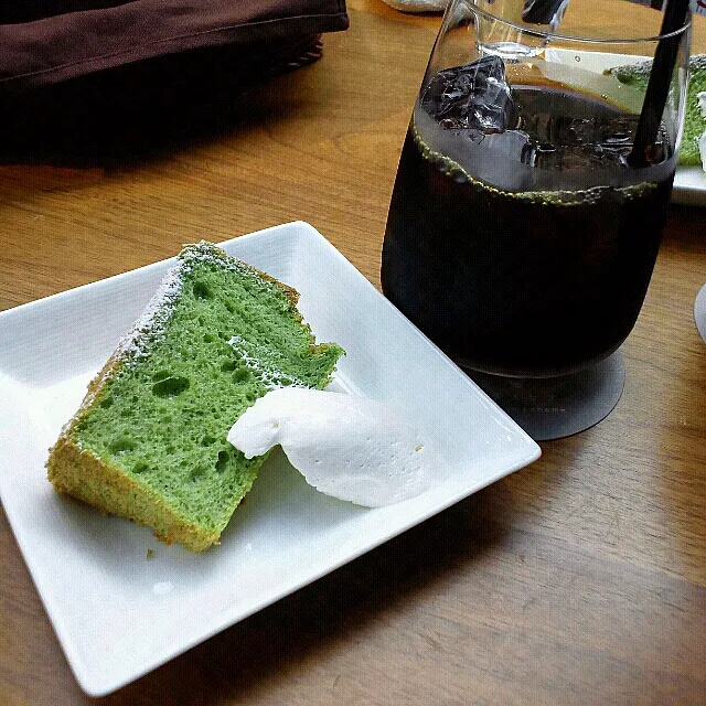 抹茶のシフォンケーキとアイスコーヒー|ふぃるまめんとさん