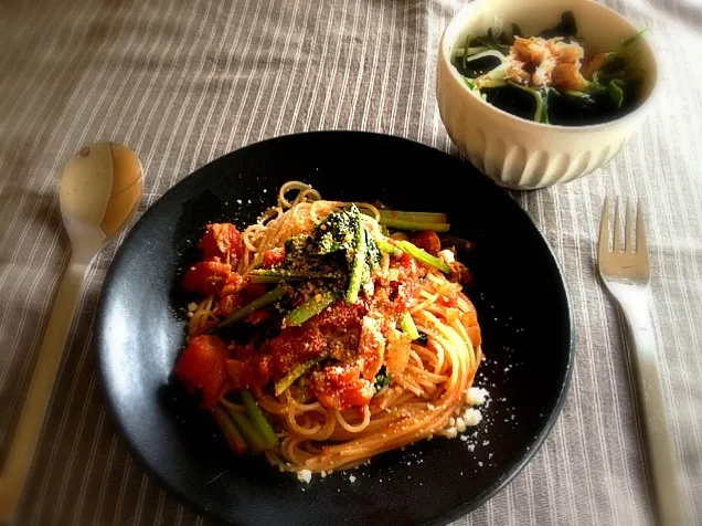 アンチョビ入りシャキシャキ小松菜のパスタ。サラダ。|まゆみ。さん