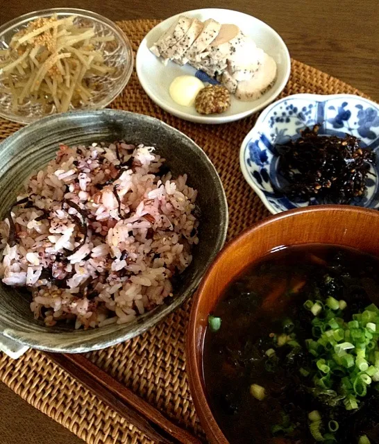 雑穀米で塩昆布とゆかりの混ぜごはん🍚|kayoさん