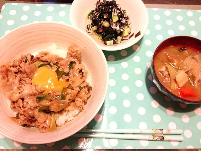 ニラ豚玉丼、豚汁、ひじきサラダ|なおさん