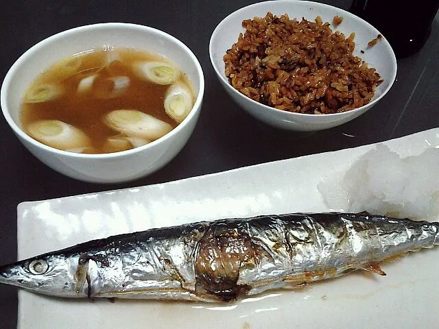 秋の味覚　秋刀魚塩焼　秋刀魚炊き込みご飯　秋刀魚つみれ汁|Masatoさん