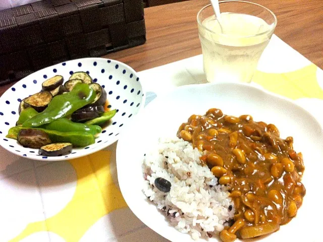 豆カレーと焼き浸し。リンゴ酢ドリンク|あだむさん