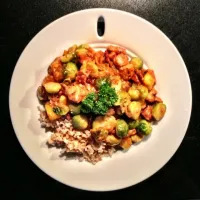 Brussels sprouts, mango, onion, pecans, Quorn pieces and chilli sauce.|Hans de Kruijfさん