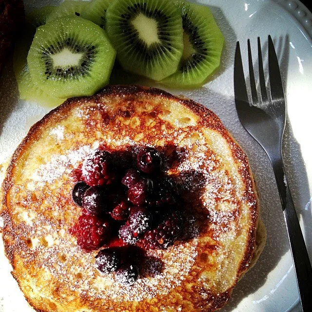 Multigrain pancakes with organic kiwi and berries.|Anneさん