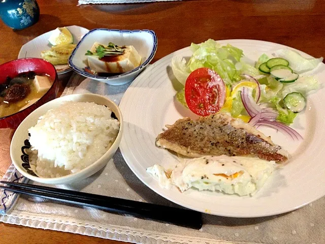 目玉焼き  鯛のムニエル  サラダ 味噌汁  豆腐  焼きなす   漬物  梅干し コーヒー|高田恵子さん