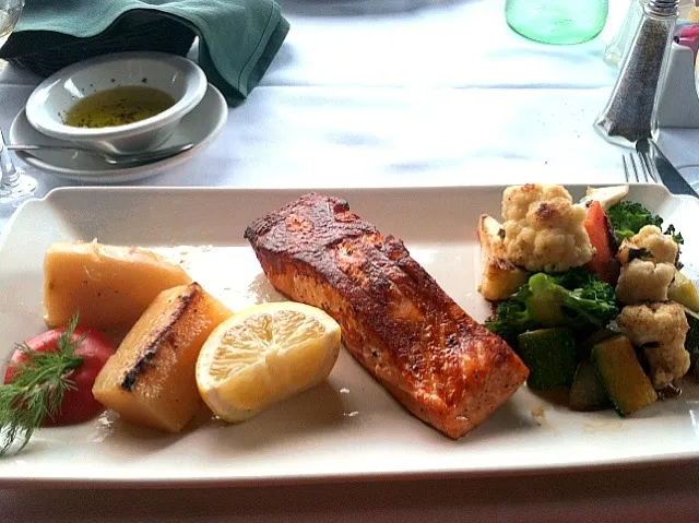 Salmon, potatoes, & veggies|vanessa volpicelliさん