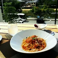 Snapdishの料理写真:鴨川を見下ろしながらトマトパスタ|Reikaさん