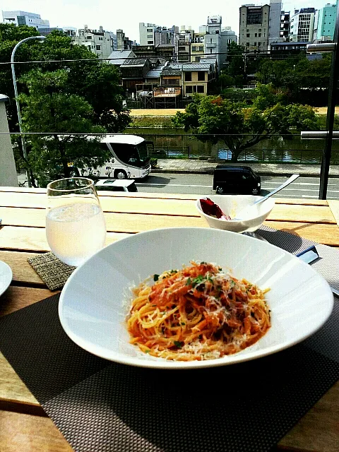 Snapdishの料理写真:鴨川を見下ろしながらトマトパスタ|Reikaさん