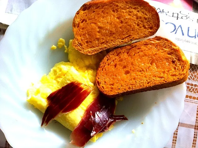 Eggs, iberico ham, tomato bread. Washed down with green tea.|Karynさん