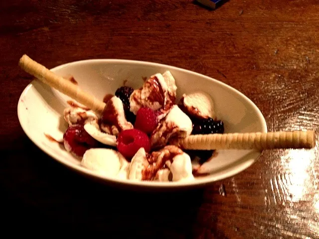 ice cream with berries and chocolate sauce|Oliviaさん