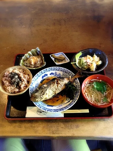 Snapdishの料理写真:アイブリの煮付け定食|フェザーさん