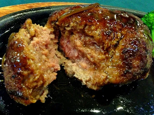 但馬牛のスネ肉とイベリコ豚で作ったハンバーグ。大阪の地ソースで。コレ旨いわ〜！|たけうちさん