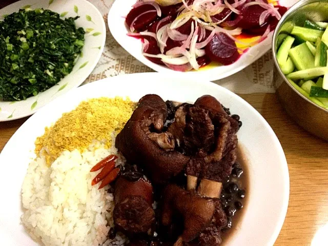 フェイジョアーダ、ケールのにんにく炒め、ビーツと玉ねぎのサラダ     Feijoada,couve,salada de beterraba|ホッシーさん