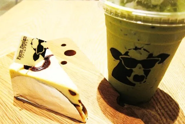 Green tea frappé with cheese cake|Issara. 🍴さん