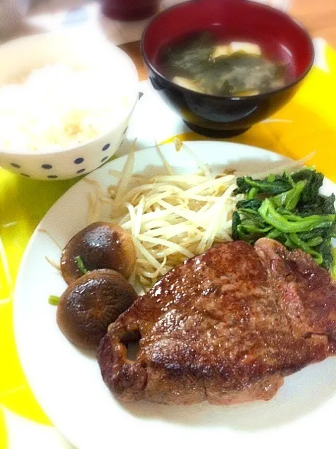 良いお肉をもらったのでステーキ。上手にミディアムレアにできました！|あだむさん