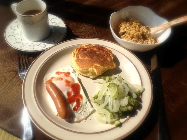 目玉焼きとパンケーキとゴーヤと玉ねぎの柚子塩|トキロックさん