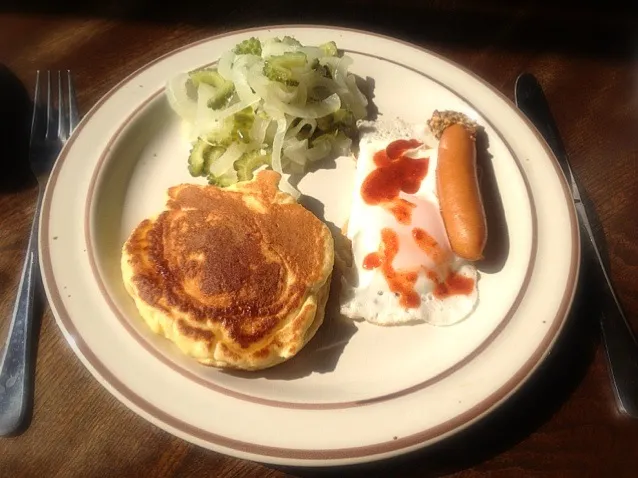 目玉焼きとソーセージの粒マスタード添えとゴーヤと玉ねぎの柚子塩とパンケーキ|トキロックさん