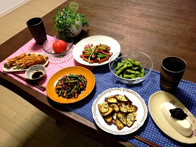 冷奴の海苔のせ、さつまいものバター胡麻塩、下足とシシトウの照り焼き、竹輪、冷やしトマト、ウィンナーとアスパラの炒め物、枝豆の塩茹で、ビール|pentarouさん