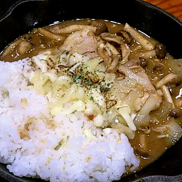 キャンプのキノコと炙りチーズカレー|北川悠さん