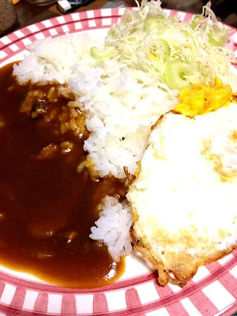 #夕飯  全部のせカレー(キャベツセロリサラダ、白米、カレー) ヤッターー！目玉焼きがのってるーー|ms903さん