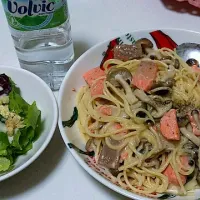 サーモンときのこのクリームパスタ＆シーザーサラダ|ひろさん