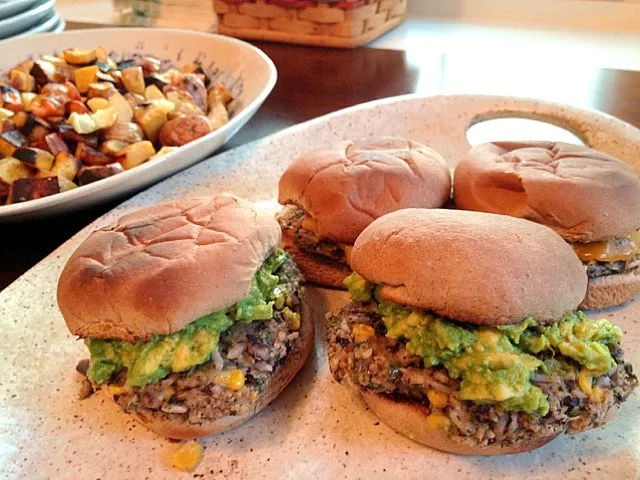 black bean corn burgers with avocado|Matthew Cashenさん