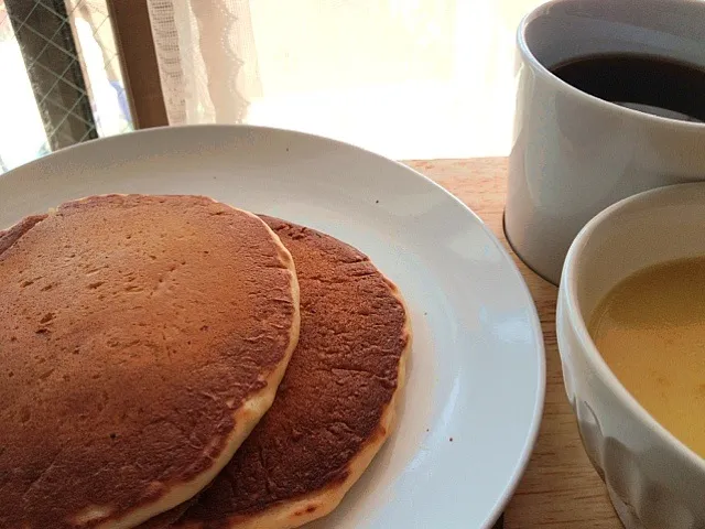 mariさんのヨーグルト入りふわふわパンケーキで朝ごはん|よよさん