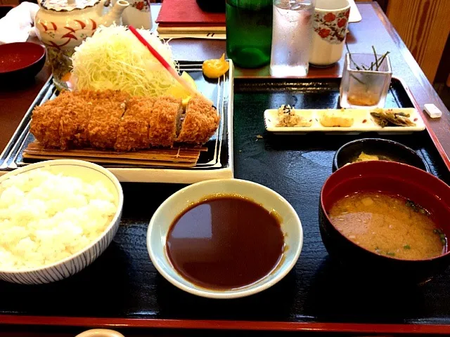 Snapdishの料理写真:ロースカツ定食|きむらゆりかさん