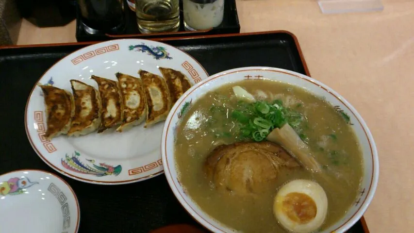 こくまろラーメンと餃子|るおとさん